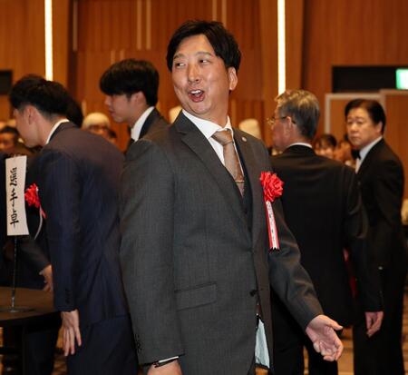 　会場入りする藤川監督（撮影・田中太一）