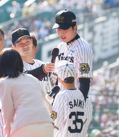 　イベントの参加者にアドバイスを送る才木（右）と坂本（撮影・西田忠信）