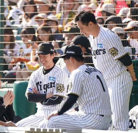 　ファン感謝デーを楽しむ近本（左）ら（撮影・西田忠信）