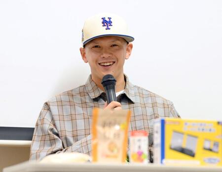 　オイシックス新潟「ドラフト指名を祝う会」のトークショーで藤川球児監督の印象を語る阪神ドラフト５位・能登嵩都（撮影・伊藤笙子）