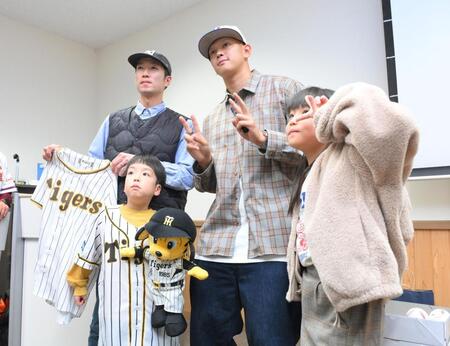 　オイシックス新潟「ドラフト指名を祝う会」でファンと交流した阪神ドラフト５位・能登嵩都（中央）＝撮影・伊藤笙子