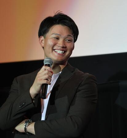 　舞台あいさつで笑顔を見せる森下（撮影・田中太一）