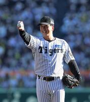 阪神 横田慎太郎さんのユニホームが宙を舞う 同期入団・岩崎が手に持ち