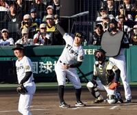 　野球対決で藤川監督（左）から安打を放つ佐藤輝（撮影・田中太一）
