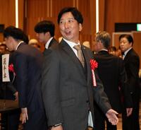 　会場入りする藤川監督（撮影・田中太一）