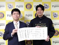 　大石直嗣七段（左）と写真に納まる（撮影・北村雅宏）