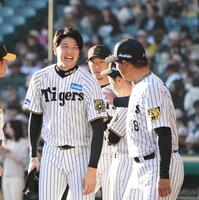 　藪恵壹氏（右）と言葉を交わす才木（撮影・西田忠信）