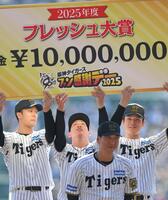 　賞金ボードを見つめる伊原（左から２人目）＝撮影・北村雅宏