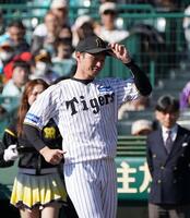 　公式戦通算２００盗塁の表彰に向かう近本（撮影・西田忠信）