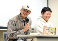 　オイシックス新潟「ドラフト指名を祝う会」に中日育成１位・牧野憲伸（奥）とともに参加した阪神ドラフト５位・能登嵩都（撮影・伊藤笙子）