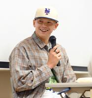 　オイシックス新潟「ドラフト指名を祝う会」のトークショーに参加した阪神ドラフト５位・能登嵩都（撮影・伊藤笙子）