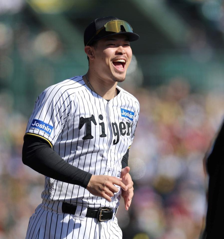 　ファン感謝デーで笑顔を見せる佐藤輝（撮影・北村雅宏）