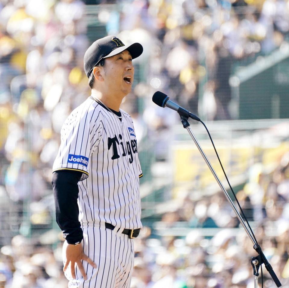 　ファンにあいさつする藤川監督（撮影・西田忠信）