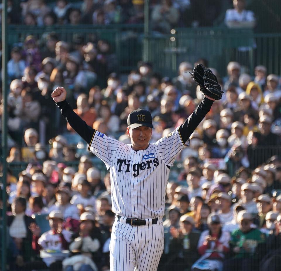 　現役選手チームを相手に最後を締めた藤川監督（撮影・西田忠信）