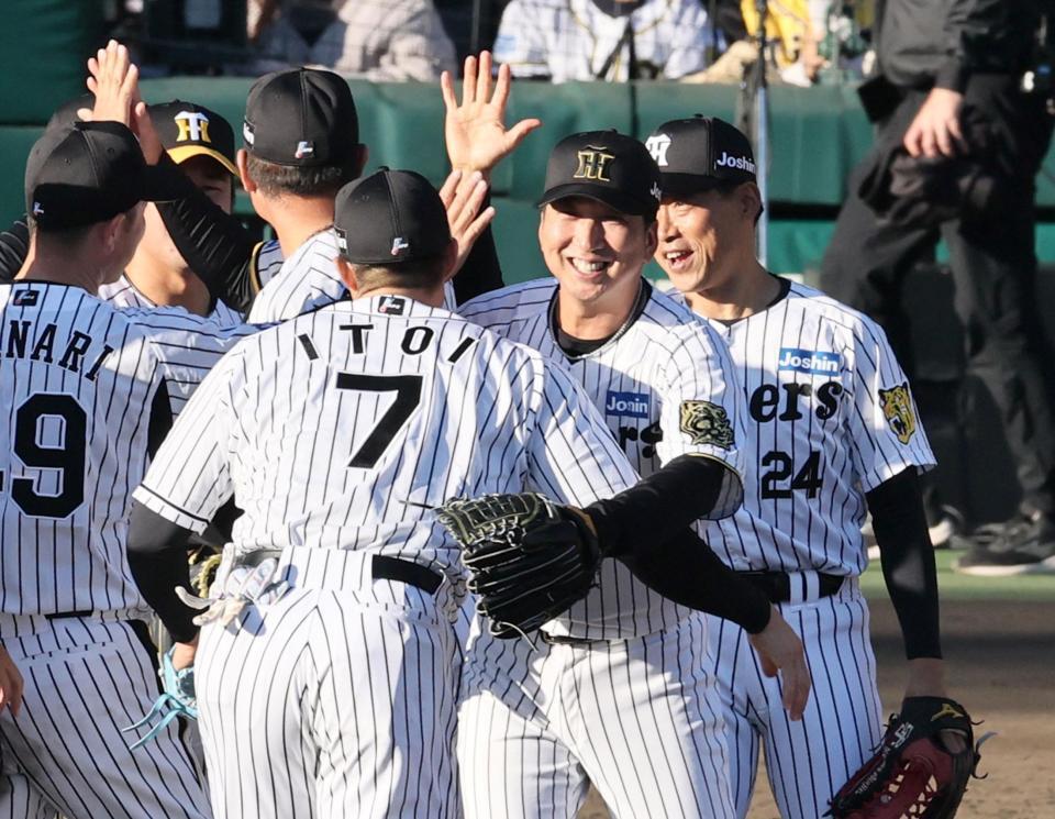 　最後を締め、糸井嘉男氏らと抱き合う藤川監督（撮影・田中太一）