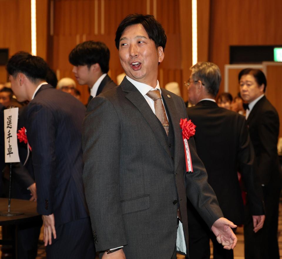 　会場入りする藤川監督（撮影・田中太一）