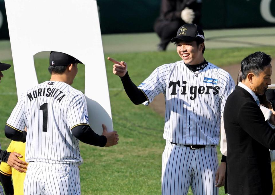 　おどける森下（左）を見て笑う才木（撮影・田中太一）