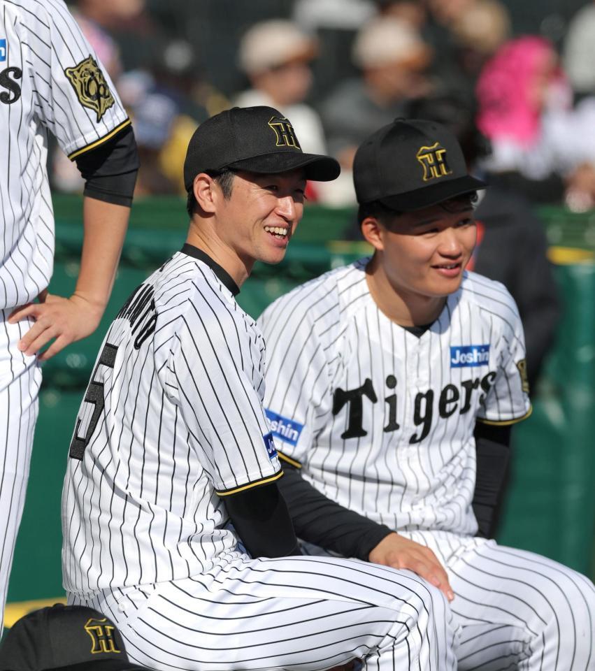 　ファン感謝デー中、笑顔を見せる才木（左）＝撮影・北村雅宏