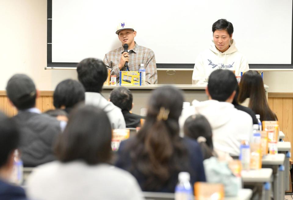 　オイシックス新潟「ドラフト指名を祝う会」で中日育成１位・牧野憲伸（右）とトークショーを行った阪神ドラフト５位・能登嵩都（撮影・伊藤笙子）