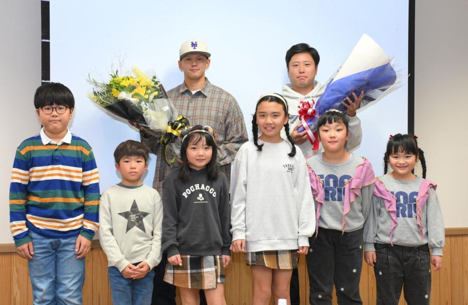 　オイシックス新潟「ドラフト指名を祝う会」で花束を受け取った阪神ドラフト５位・能登嵩都（奥左）と中日育成１位・牧野憲伸（同じ右）＝撮影・伊藤笙子