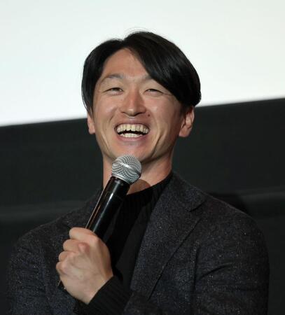 　舞台あいさつで笑顔を見せる近本（撮影・田中太一）