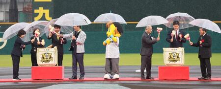 　阪神タイガースの優勝を祝い、関係者らで行われる鏡開き（撮影・立川洋一郎）
