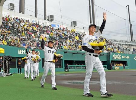 　尼崎市での優勝報告会を終えファンの歓声に応えて手を振る藤川監督（右）ら（撮影・立川洋一郎）