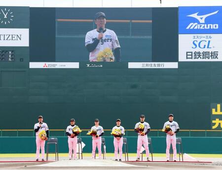 　尼崎市優勝報告会で来季への抱負を語る藤川監督（左端）＝撮影・立川洋一郎