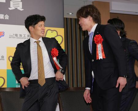 　伏見（右）と話す坂本（撮影・吉澤敬太）