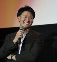 　舞台あいさつで笑顔を見せる森下（撮影・田中太一）