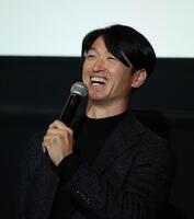 　舞台あいさつで笑顔を見せる近本（撮影・田中太一）