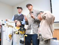 　ファンと交流した阪神ドラフト５位・能登（中央）（撮影・伊藤笙子）