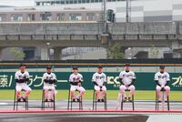 　尼崎市優勝報告会のトークショーをする（左から）藤川監督、藤本コーチ、中野、近本、佐藤輝、才木（撮影・立川洋一郎）