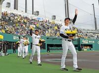 　尼崎市での優勝報告会を終えファンの歓声に応えて手を振る藤川監督（右）ら（撮影・立川洋一郎）