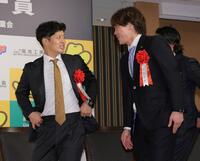 　伏見（右）と話す坂本（撮影・吉澤敬太）