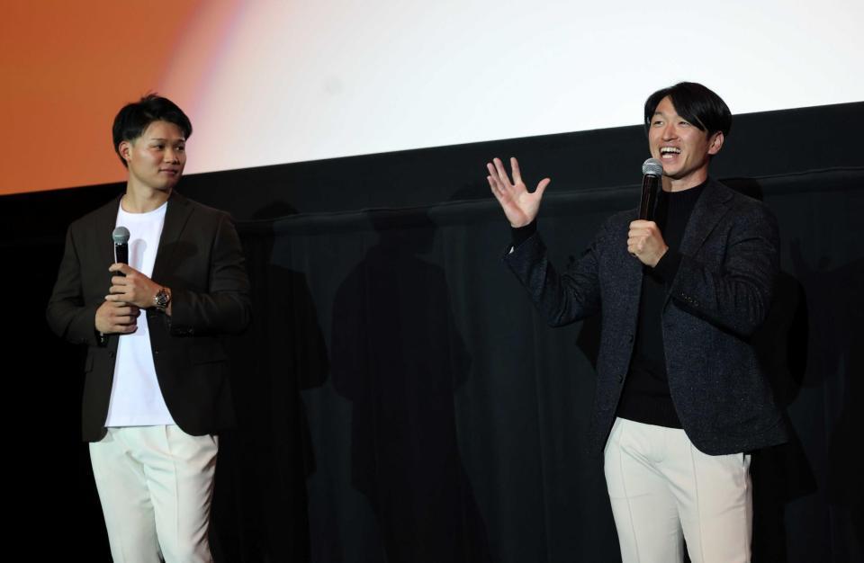 　舞台あいさつで話をする近本（右）と森下（撮影・田中太一）