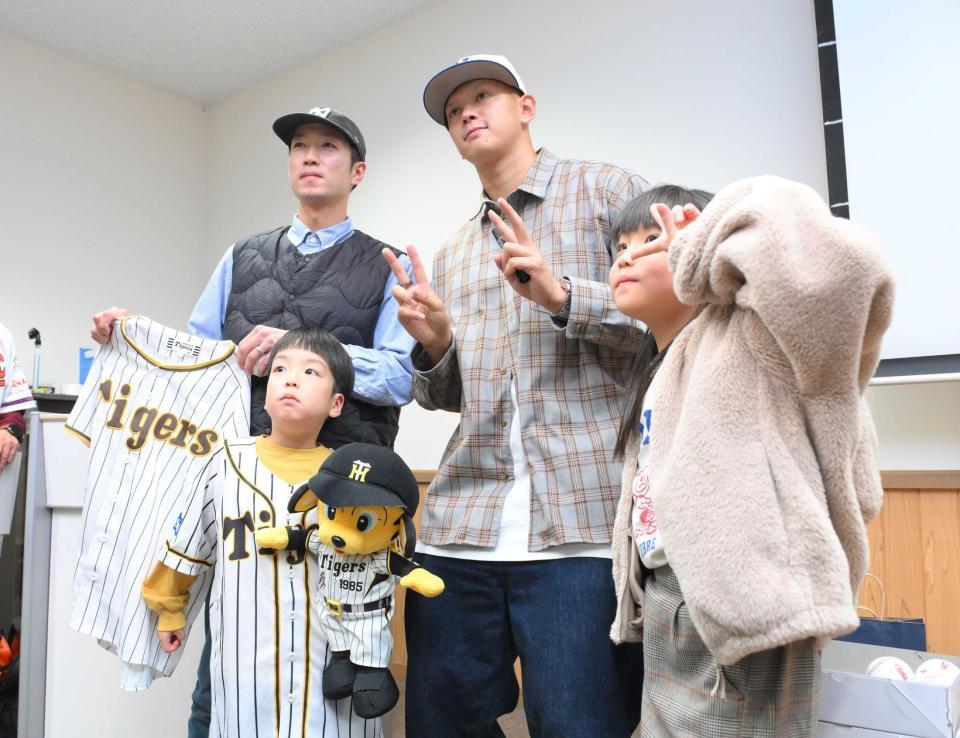　ファンと交流した阪神ドラフト５位・能登（中央）（撮影・伊藤笙子）