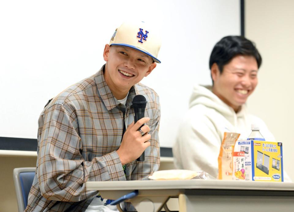 　オイシックス新潟「ドラフト指名を祝う会」に中日育成１位・牧野憲伸（奥）とともに参加した阪神ドラフト５位・能登嵩都（撮影・伊藤笙子）