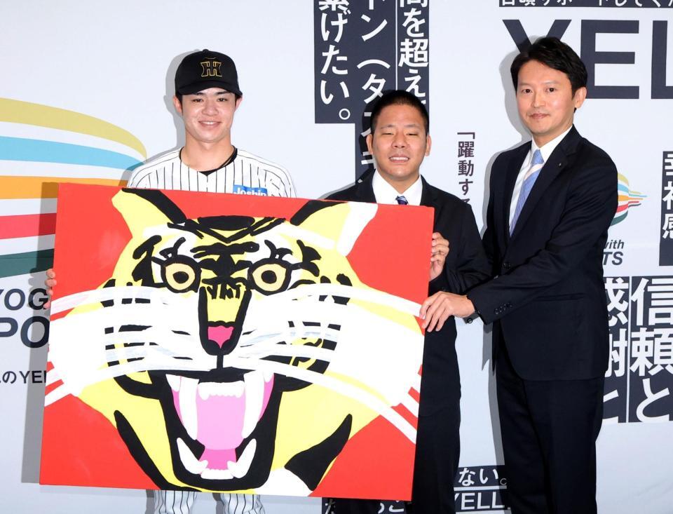 　兵庫県庁を訪問し、斎藤元彦兵庫県知事（右）と写真に納まる中野（左）＝撮影・北村雅宏