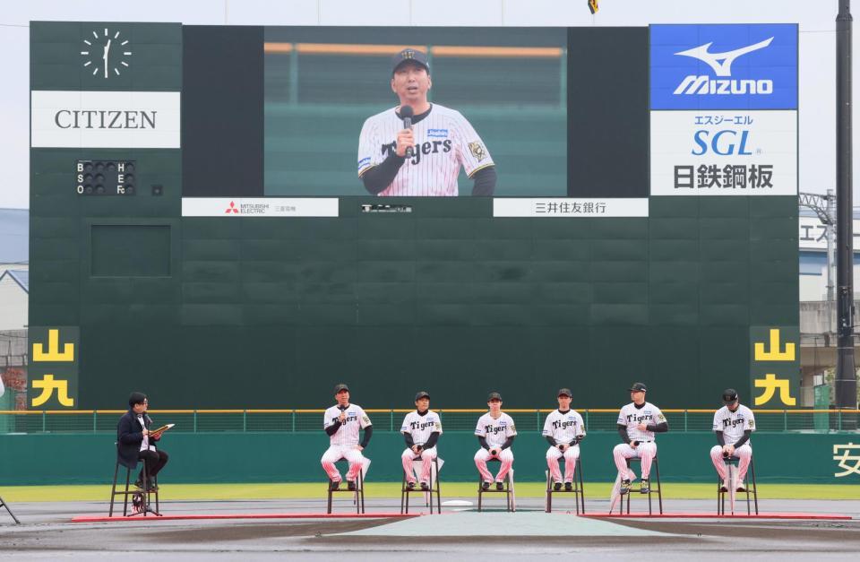 　尼崎市優勝報告会のトークショーで今シーズンを振り返る藤川監督ら（撮影・立川洋一郎）