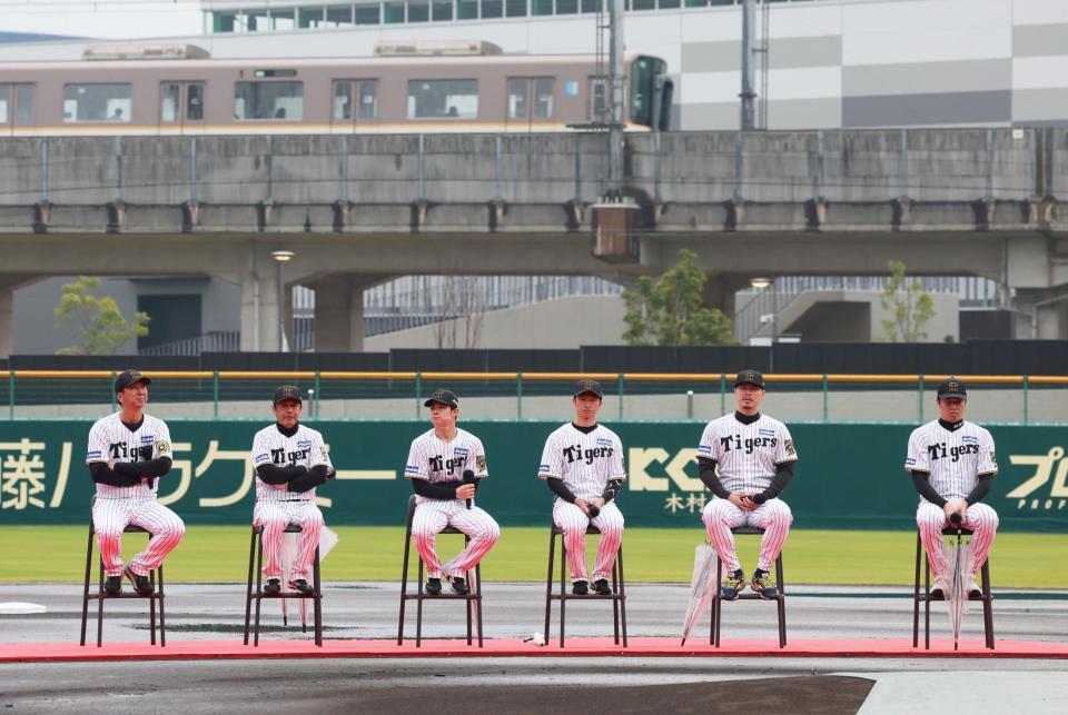 　尼崎市優勝報告会のトークショーをする（左から）藤川監督、藤本コーチ、中野、近本、佐藤輝、才木（撮影・立川洋一郎）