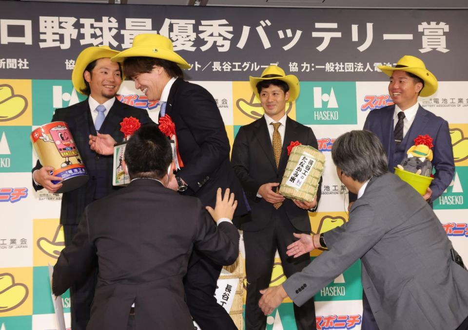 　「阪神の選手は右手に」との指示に「俺はこっち？！」とおどけ、関係者に左手に誘導される伏見（手前）と、笑顔で見つめる（右から）村上、坂本、伊藤（左端）＝撮影・吉澤敬太