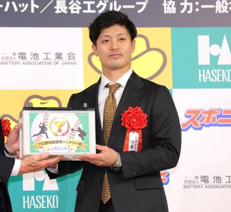 　最優秀バッテリー賞に輝き、カーバッテリーを贈られた坂本（撮影・吉澤敬太）