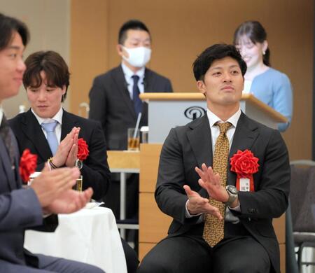 　村上（手前左端）、伏見（左奥）らと拍手する坂本（撮影・吉澤敬太）