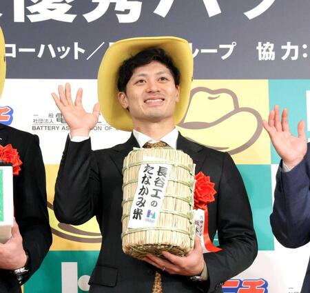 　最優秀バッテリー賞の副賞の米俵を手に笑顔を見せる坂本（撮影・吉澤敬太）