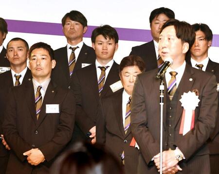 　優勝祝賀会で藤川監督（手前）の話を聞く森下（奥中央）＝撮影・田中太一