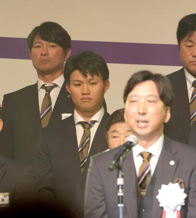　祝賀会であいさつする藤川監督（手前右）の言葉に耳を傾ける森下（左から２人目）＝撮影・北村雅宏
