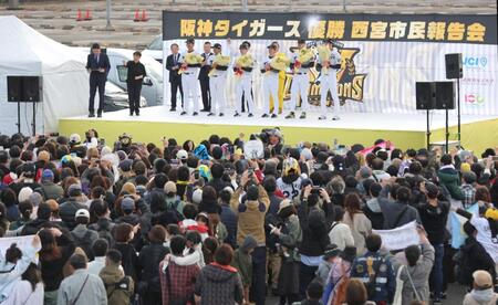 　ステージ上で六甲おろしを聞く藤川監督（左から４人目）ら（撮影・北村雅宏）