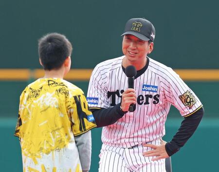 　トークショーで子どもからの質問に答える藤川監督（撮影・立川洋一郎）