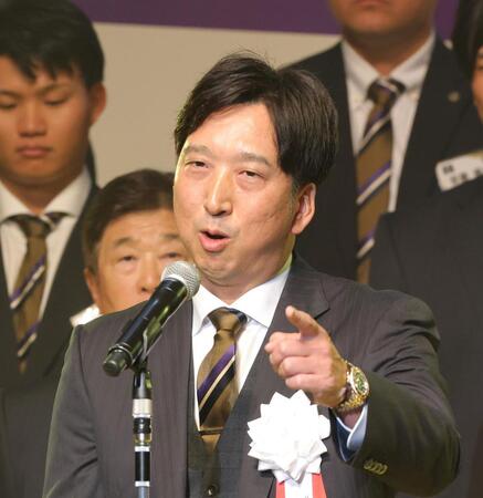 　祝賀会であいさつする藤川監督（撮影・北村雅宏）